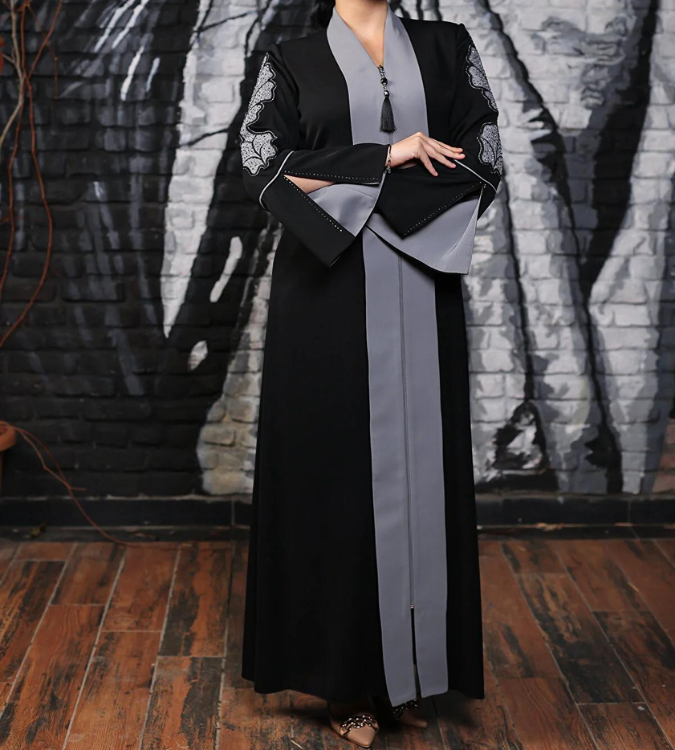 Women's abaya embroidered in black and silver