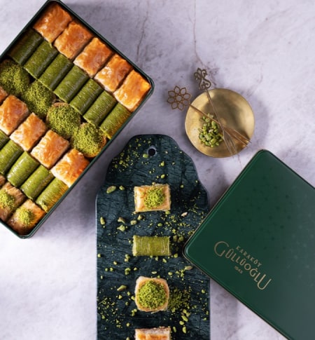 Assorted Baklava in A Metal Box of 900 gr