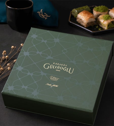 بقلاوة مشكلة مصممة كهدية من كاراكوي غولوأوغلو 650 غ