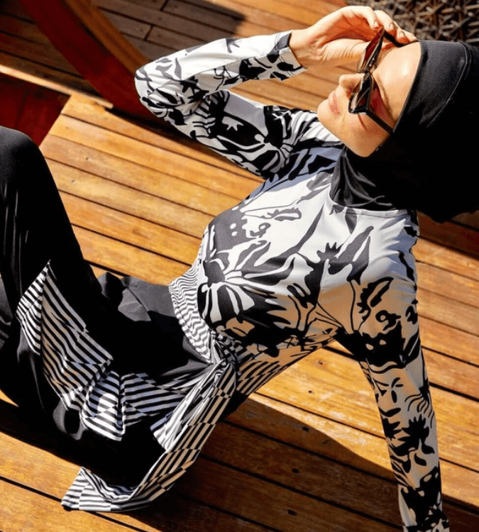 بوركيني للمحجبات بتصميم مخطط باللونين الأبيض والأسود