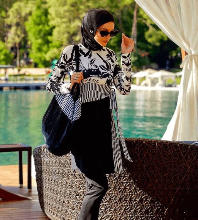 بوركيني للمحجبات بتصميم مخطط باللونين الأبيض والأسود