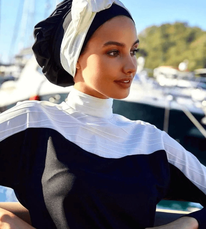 بوركيني للمحجبات من مايوفيرا بتصميم أسود وأبيض