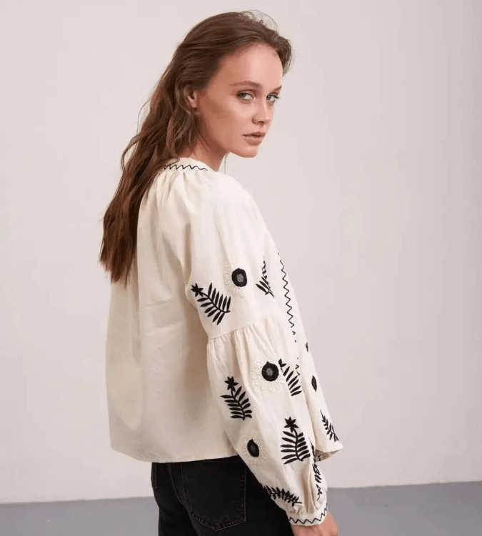 جاكيت نسائي بيج مطرز أسود