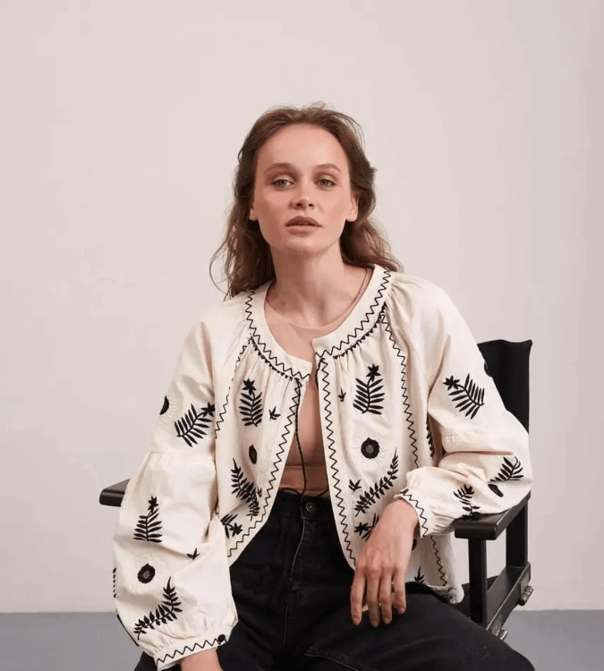 جاكيت نسائي بيج مطرز أسود