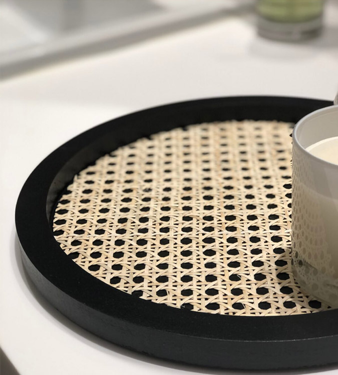 صينية خشبية دائرية سوداء مصنوعة يدوياُ بتصميم الخيزران الطبيعي