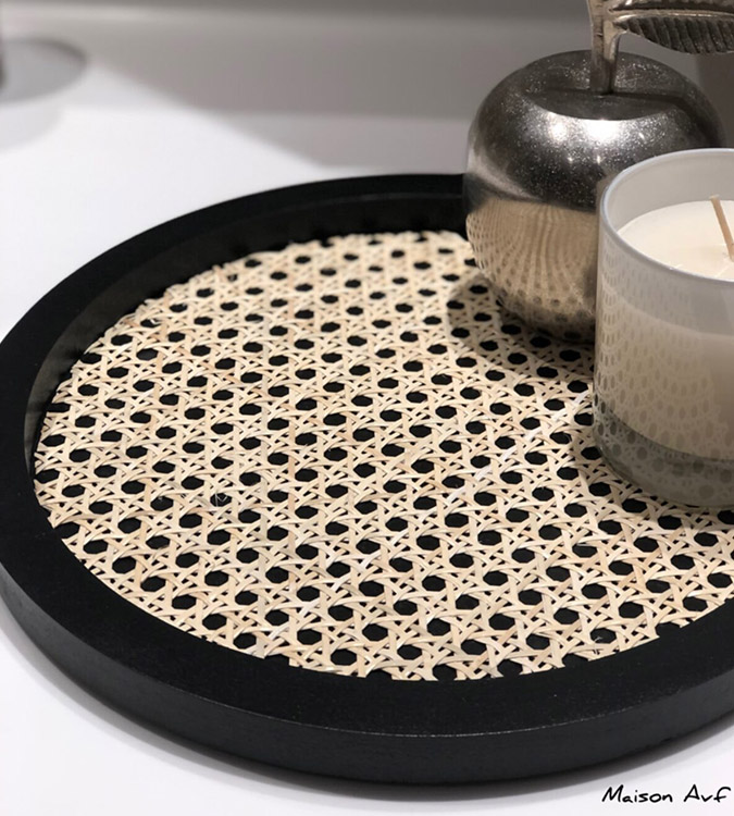 صينية خشبية دائرية سوداء مصنوعة يدوياُ بتصميم الخيزران الطبيعي